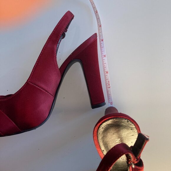 Nine West Red Satin Slingback Heels. Size: 5.0 - Picture 2 of 10